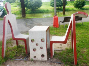 Sochám ulomil hlavy. Po pachateli pátrají policisté
