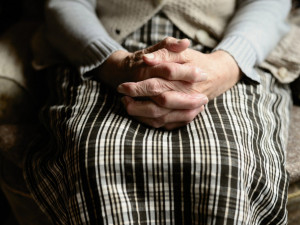 Srazil jsem dítě, potřebuji 100 tisíc. Falešný vnuk se snažil okrást seniorku z jihu Čech