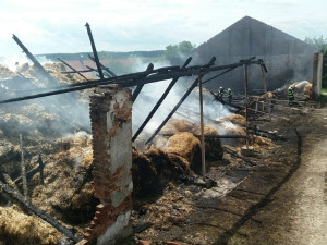 Škoda za necelý milion korun. Na Písecku shořel seník