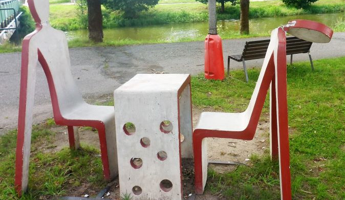 Sochám ulomil hlavy. Po pachateli pátrají policisté