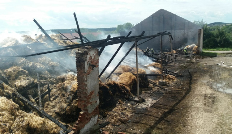 Škoda za necelý milion korun. Na Písecku shořel seník