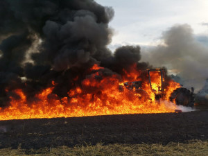 Břehov zahalil černý dým. Na louce za obcí lehl popelem traktor za miliony korun
