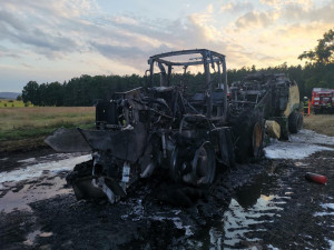 Břehov zahalil černý dým. Na louce za obcí lehl popelem traktor za miliony korun
