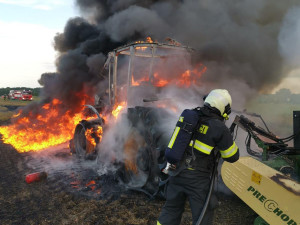 Břehov zahalil černý dým. Na louce za obcí lehl popelem traktor za miliony korun