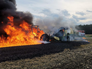 Břehov zahalil černý dým. Na louce za obcí lehl popelem traktor za miliony korun