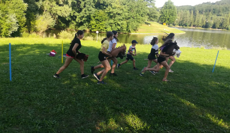 Dostih nepoběží jen živí koně