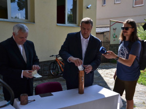 Do věže českobudějovického kostela dala církev mince i respirátor