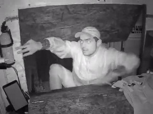 Při vloupání do stánku s občerstvením zachytila zloděje kamera. Pátrá po něm policie