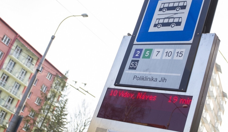 Panely informující o příjezdech vozů MHD od pondělí vypne modernizace palubního systému.