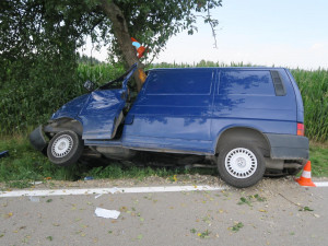 Další tragická nehoda na jihu Čech. Po nárazu auta do stromu zemřela žena, druhá je zraněná