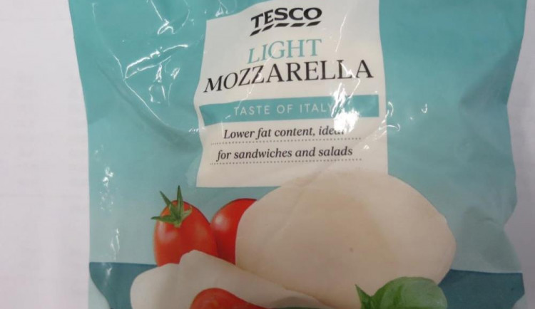 Tesco muselo stáhnout falšovanou mozzarellu. Řetězci hrozí pokuta