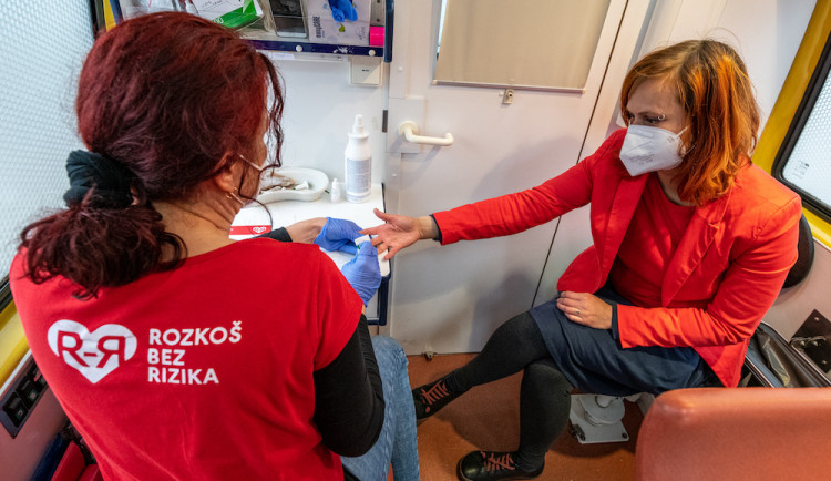 Nákaza HIV je stále aktuální. Rozkoš bez rizika vyráží se svou testovací sanitkou na jih Čech