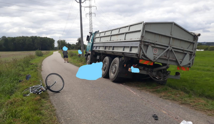 Starší cyklistka spadla pod zadní kola náklaďáku. Na místě zemřela