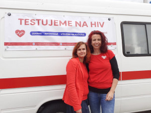 Nákaza HIV je stále aktuální. Rozkoš bez rizika vyráží se svou testovací sanitkou na jih Čech