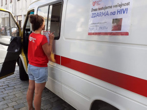 Nákaza HIV je stále aktuální. Rozkoš bez rizika vyráží se svou testovací sanitkou na jih Čech