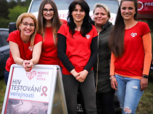 Nákaza HIV je stále aktuální. Rozkoš bez rizika vyráží se svou testovací sanitkou na jih Čech