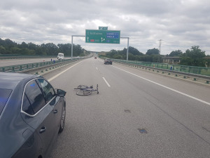 Řidiči upadlo na dálnici jízdní kolo z nosiče. Jen se štěstím nezpůsobilo žádnou nehodu