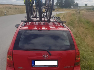 Řidiči upadlo na dálnici jízdní kolo z nosiče. Jen se štěstím nezpůsobilo žádnou nehodu