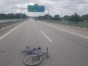 Řidiči upadlo na dálnici jízdní kolo z nosiče. Jen se štěstím nezpůsobilo žádnou nehodu