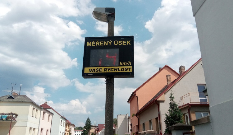 Dodržování rychlosti v Českém Krumlově budou nově hlídat radary