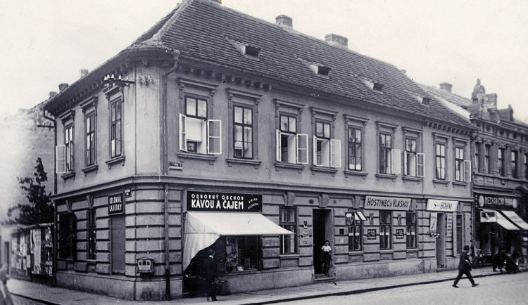 Hostinec U Vlášků na rohu Rudolfovské a Lipenské.