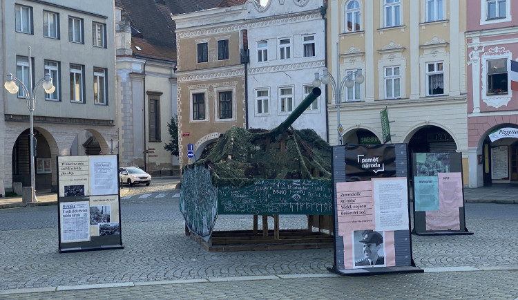 Maketa tanku T-54 připomíná v Č. Budějovicích okupaci z roku 1968