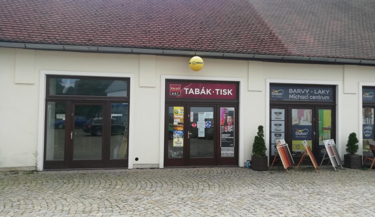 Muž přepadl v Dačicích prodejnu tabáku a odjel kradeným vozem. Pátrá po něm policie