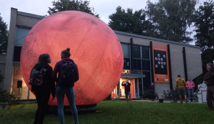 Mars na dotek ruky: Návštěvníci budějovické hvězdárny prozkoumávají Rudou planetu.