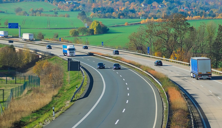 Cyklista si chtěl nad ránem urychlit cestu přes dálnici, neměl ani světla