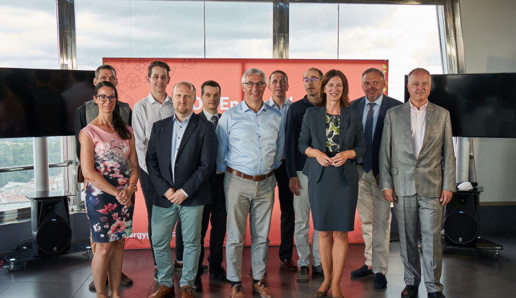 Finalisté 13. ročníku ekologické soutěže E.ON Energy GLobe a Claudia Viohl, CEO skupiny E.ON v ČR