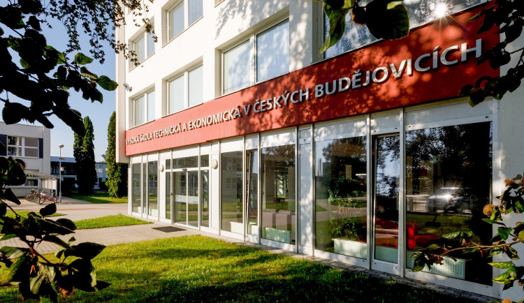 VŠTE akreditovala nové programy