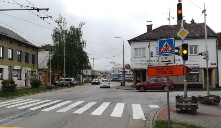 Začala uzavírka Dobrovodské ulice. Dopravu na objízdné trase řídí semafory