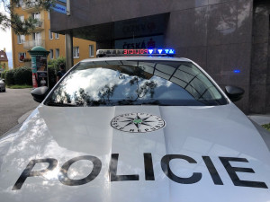 Loupežné přepadení v Budějcích. Muž se zbraní v ruce ohrožoval obsluhu v banky