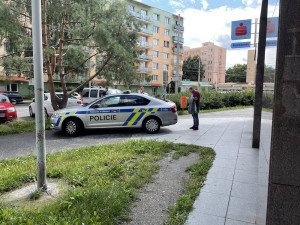 Loupežné přepadení v Budějcích. Muž se zbraní v ruce ohrožoval obsluhu v banky