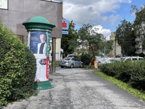 Loupežné přepadení v Budějcích. Muž se zbraní v ruce ohrožoval obsluhu v banky