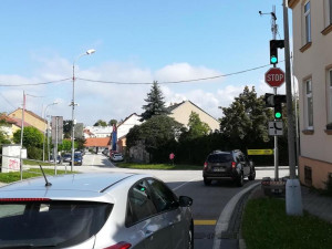 Začala uzavírka Dobrovodské ulice. Dopravu na objízdné trase řídí semafory