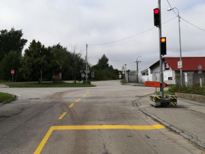 Začala uzavírka Dobrovodské ulice. Dopravu na objízdné trase řídí semafory