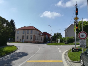 Začala uzavírka Dobrovodské ulice. Dopravu na objízdné trase řídí semafory