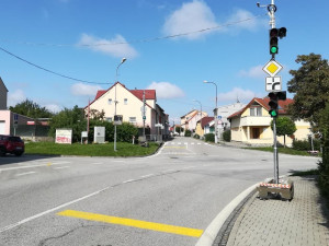 Začala uzavírka Dobrovodské ulice. Dopravu na objízdné trase řídí semafory