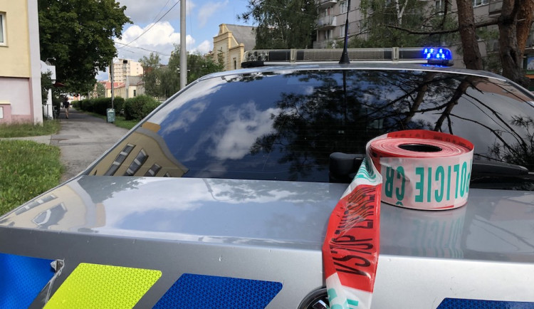 Loupežné přepadení v Budějcích. Muž se zbraní v ruce ohrožoval obsluhu v banky.