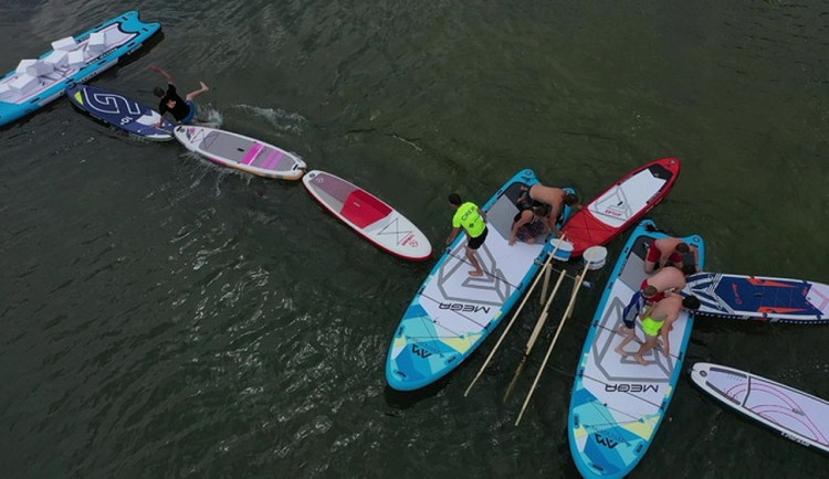 Plovoucí překážky a paddleboardy. Odvážlivce čekají v sobotu na přehradě vodní hrátky