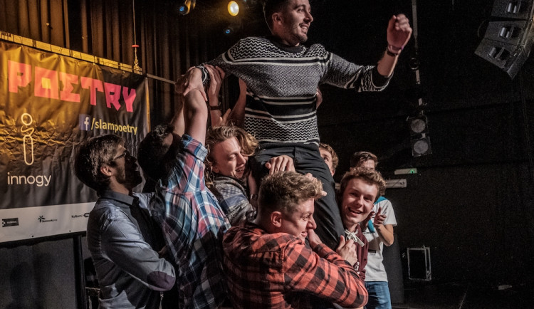 Stovky diváků na poezii, žádný problém. Aneb kdo bude mistrem ČR 2020-21 ve slam poetry
