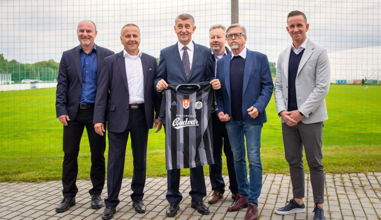 Premiér na Složišti s dresem Dynama nadzvedl fanoušky. Byli jsme požádáni radnicí, hájí se klub.