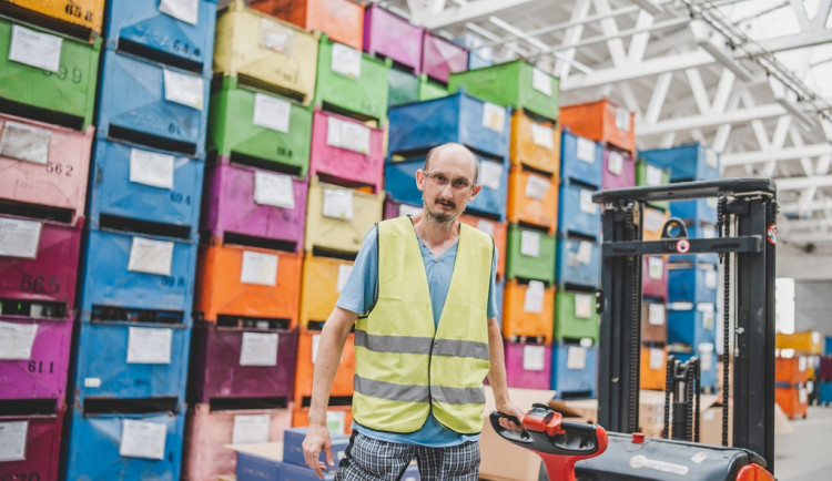 Pro lidi se zdravotním omezením není lehké sehnat dobré zaměstnání. Já se do práce každý den těším, říká zaměstnanec Kenting Service