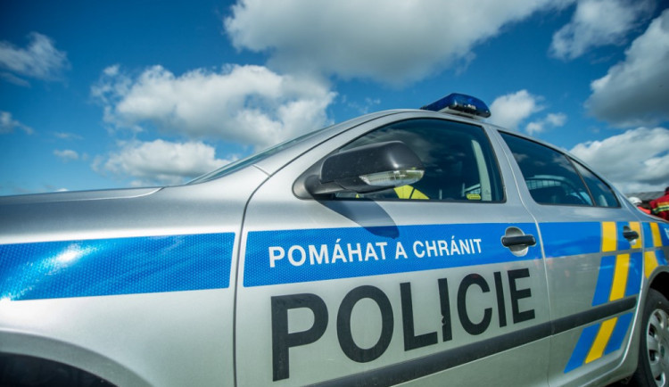 Zloději ukradli z obchodu elektroniku za necelých sto tisíc korun. Pátrá po nich policie