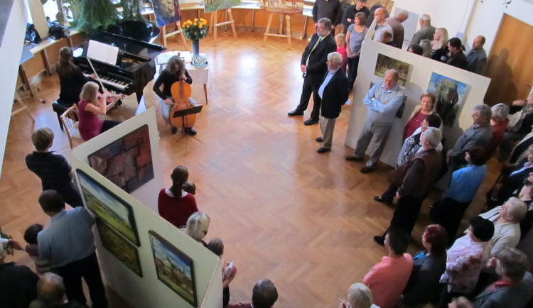 Desátou jubilejní výstavu jihočeských výtvarníků pořádá městys Křemže