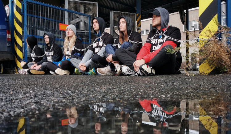 Aktivisté brání vjezdu do areálu jatek na Písecku. Řetězem se přivázali ke vjezdu