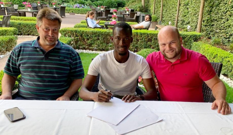 Zleva trenér FC MAS Táborsko Miloslav Brožek, Abdallah Sima a výkonný ředitel Táborska Josef Holub.