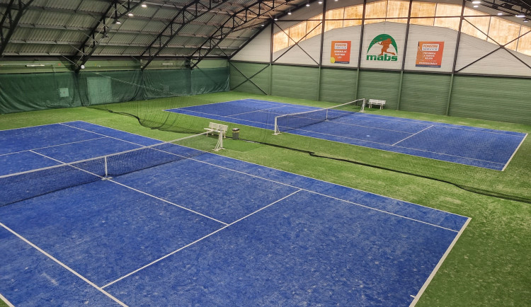 Halová sezóna na tenisových kurtech LTC TONSTAV-SERVICE Č. Budějovice se opět hlásí o slovo