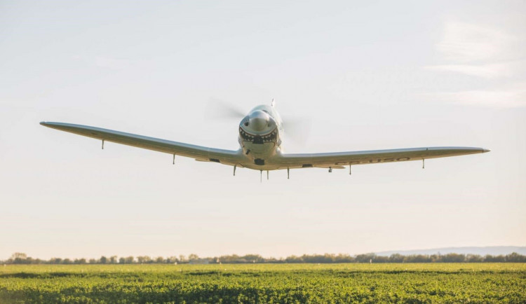 Devatenáctiletá pilotka se vydala na sólo let kolem světa. Na světový rekord zaútočí s česko-slovenským letounem Shark